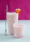 Полуничний молочний коктейль і смузі — стокове фото