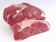 Empilhados Pedaços frescos de carne de bovino — Fotografia de Stock