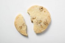 Сломанное ореховое печенье — стоковое фото