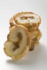 Biscotti impilati su bianco — Foto stock