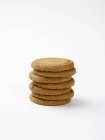 Печиво, складене на білому — стокове фото
