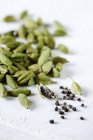 Cardamom pods and seeds — Stock Photo