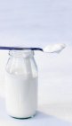 Yogur natural en frasco - foto de stock