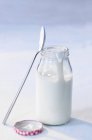 Yogurt naturale in barattolo — Foto stock