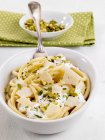 Macaroni with cheese sauce and pistachios — Stock Photo