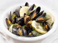 Cooked mussels with herbs and lemon — Stock Photo