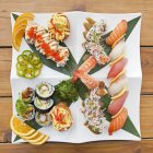 Bandeja para muestras de sushi y sashimi - foto de stock
