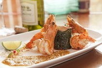 Shrimps with Seaweed Salad — Stock Photo