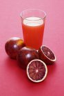 Oranges sanguines et verre de jus — Photo de stock