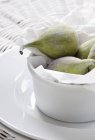 Figues fraîches dans un bol blanc — Photo de stock