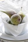 Figues fraîches dans un bol blanc — Photo de stock