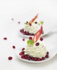 Closeup view of pomegranate cream and seeds — Stock Photo
