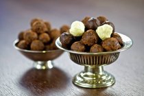 Асорті шоколадні цукерки в срібних стравах — стокове фото