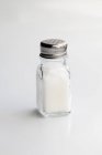 Соль в солонке — стоковое фото