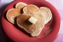Pancake a forma di cuore con burro — Foto stock