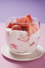 Vue rapprochée du quark de fraise en verre — Photo de stock