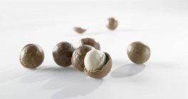 Несколько орехов макадамии — стоковое фото