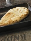 Pan de Naan en la sartén - foto de stock