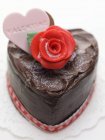Pastel de chocolate en forma de corazón - foto de stock
