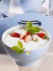 Натуральный йогурт с клубникой — стоковое фото
