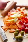 Gehacktes Gemüse, Oliven und Chorizo, Zutaten für Eintopf auf Holzboden — Stockfoto