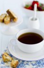 Tazza di caffè con cantuccini — Foto stock