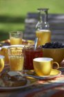 Сніданок з апельсиновим соком, випічкою та варенням — стокове фото