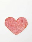 Salami coupé en forme de coeur — Photo de stock