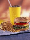 Cheeseburger com batatas fritas e cola — Fotografia de Stock