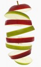 Літаючі скибочки червоних і зелених яблук — стокове фото