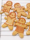 Gingerbread people on rack — Stock Photo