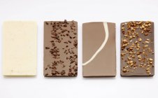 Различные плитки шоколада — стоковое фото