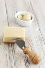 Pedazo de queso parmesano - foto de stock