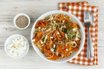 Carrot and spelt spaghetti with sheep cheese — Stock Photo