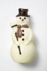 Vista close-up de boneco de neve de chocolate na superfície branca — Fotografia de Stock