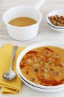 Rote Linsensuppe mit Croutons — Stockfoto