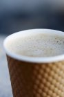 Cappuccino im Pappbecher to-go — Stockfoto