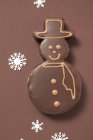 Galleta de muñeco de nieve con hielo de chocolate - foto de stock