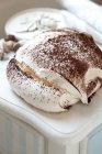 Galleta de merengue con cacao en polvo - foto de stock