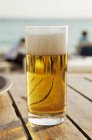 Стакан вкусного пива — стоковое фото