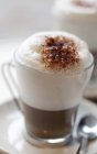 Cappuccino de chocolate com espuma — Fotografia de Stock