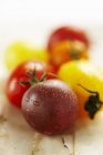 Tomates de varios colores - foto de stock
