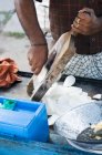 Ein indischer Straßenhändler bereitet Kartoffelchips im Freien zu — Stockfoto