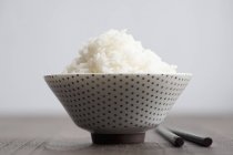Ciotola di riso con semi di sesamo nero — Foto stock