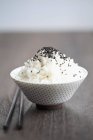 Cuenco de arroz con semillas de sésamo negro - foto de stock