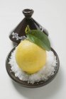 Zitrone auf Meersalz — Stockfoto