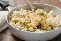 Piatto di riso e pesce con limone — Foto stock