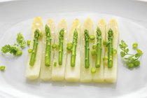 Salada de espargos com cebolas — Fotografia de Stock