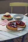 Strawberry and blueberry cake — Stock Photo