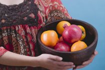Mulher segurando frutas — Fotografia de Stock